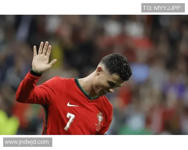 《当足球迷遇上球星 梦想与现实交织的绿茵传奇》