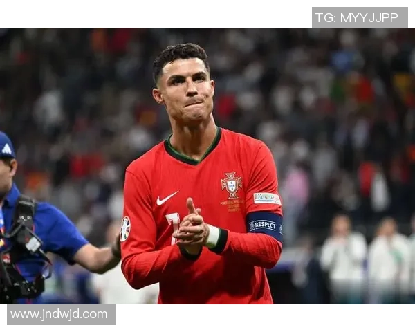 世界排名第一足球球星的职业生涯辉煌与挑战探索