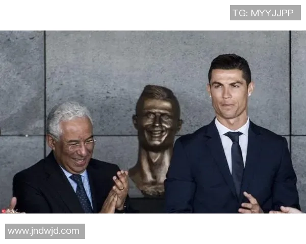 足球球星雕像摆件收藏装饰艺术品彰显运动精神与荣耀风采